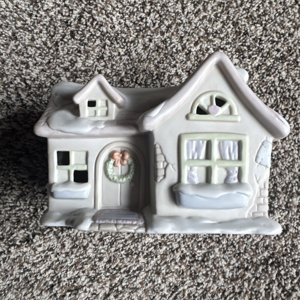 PRECIOUS MOMENTS SUGAR TOWN HOUSE CHRISTMAS COLLECTIBLES